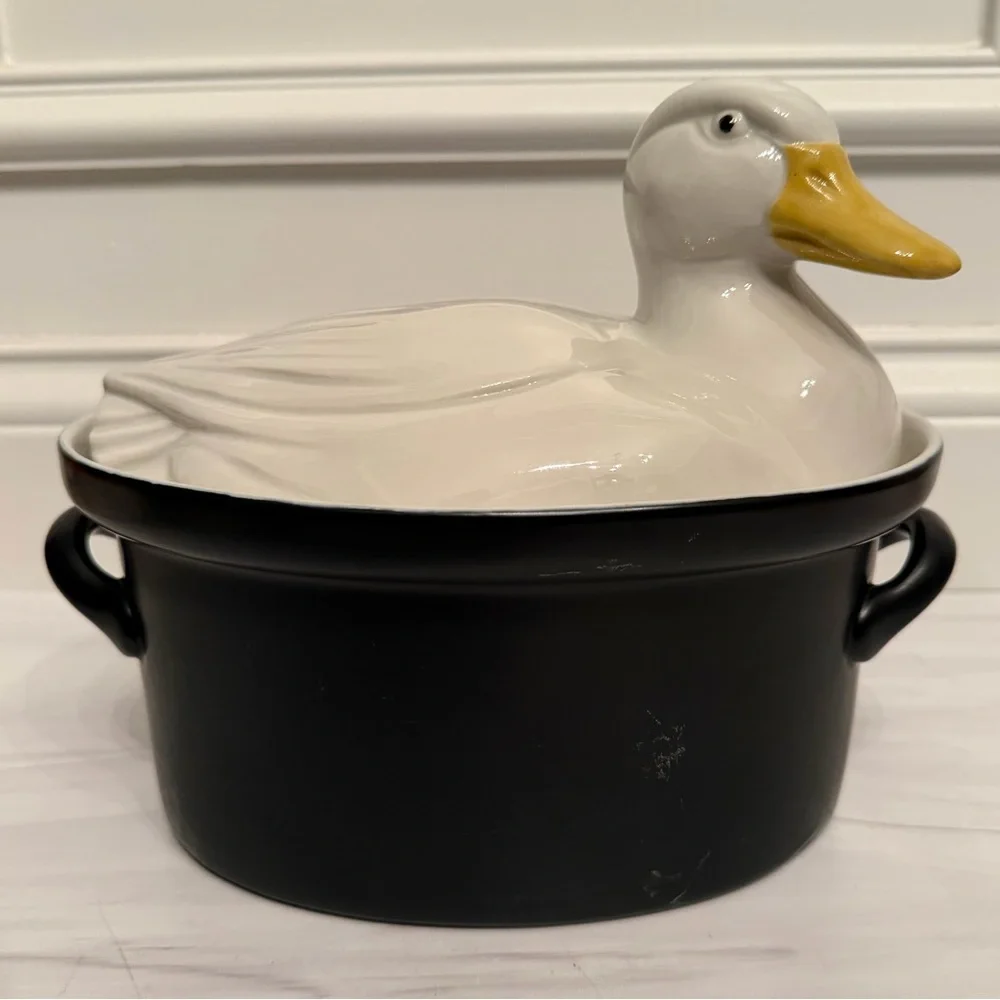 Vintage Hall Carbone White Duck on Black Nest Covered Casserole